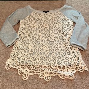 Lightweight sweatshirt with lace detailing